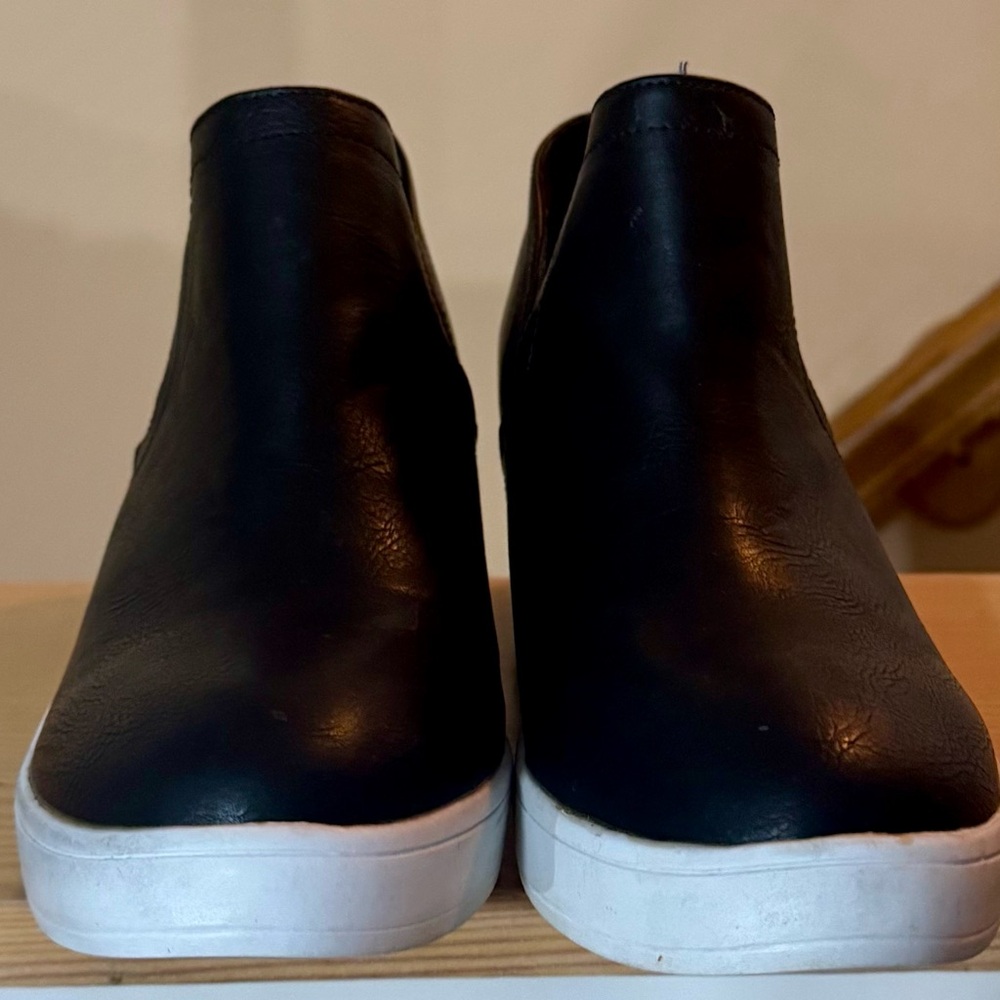 ✨ Stylish Black Slip-On Platform Shoes – Women’s Size 11 ✨